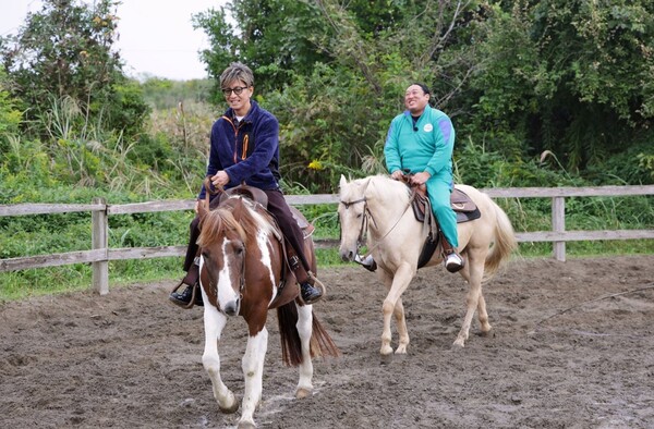 기무라 타쿠야가 입은 워크맨 제품 재킷. 1980엔 짜리다. [사진='아키야마 로케의 지도' 공식 X]