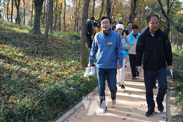 윤병태 시장(오른쪽 두 번째)이 새롭게 조성한 황토맨발길을 걷고 있다.